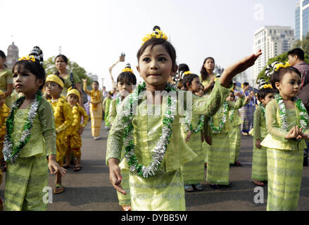 Yangon, Myanmar. Xiii Apr, 2014. I bambini di eseguire durante la cerimonia di apertura della festa dell'acqua a Yangon, Myanmar, 13 aprile 2014. Il Myanmar è Thingyan tradizionale festa dell'acqua ha dato dei calci a fuori di Yangon Domenica. Credito: U Aung/Xinhua/Alamy Live News Foto Stock