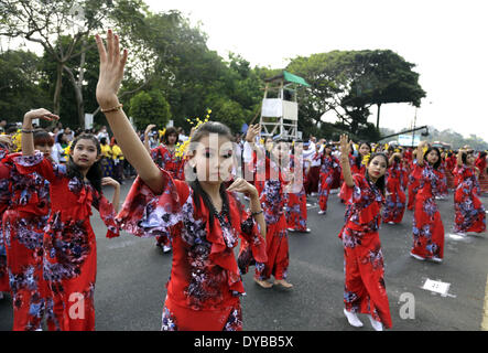 Yangon, Myanmar. Xiii Apr, 2014. Ballerini eseguono durante la cerimonia di apertura della festa dell'acqua a Yangon, Myanmar, 13 aprile 2014. Il Myanmar è Thingyan tradizionale festa dell'acqua ha dato dei calci a fuori di Yangon Domenica. Credito: U Aung/Xinhua/Alamy Live News Foto Stock