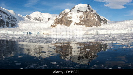 Una baia Antartico dietro Danco Island, Penisola Antartica, Antartide. Foto Stock