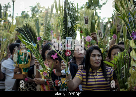 Quezon, Filippine. Xiii Apr, 2014. I cattolici filippini wave fronde delle palme durante una marcatura di massa Domenica delle Palme in una chiesa nella città di Quezon, suburbana Manila, Filippine, 13 aprile 2014. La domenica delle palme segna l inizio della Settimana Santa durante il tempo quaresimale del romano calendario cattolico.Foto: Ezra Acayan/NurPhoto Credito: Ezra Acayan/NurPhoto/ZUMAPRESS.com/Alamy Live News Foto Stock