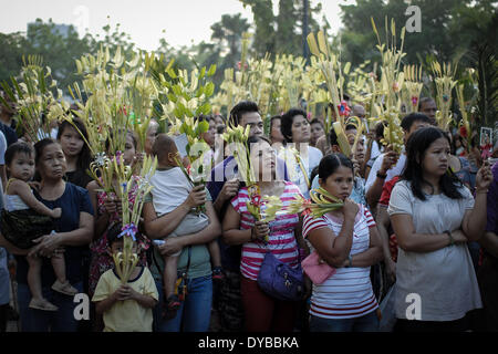 Quezon, Filippine. Xiii Apr, 2014. I cattolici filippini portare le fronde delle palme durante una marcatura di massa Domenica delle Palme in una chiesa nella città di Quezon, suburbana Manila, Filippine, 13 aprile 2014. La domenica delle palme segna l inizio della Settimana Santa durante il tempo quaresimale del romano calendario cattolico.Foto: Ezra Acayan/NurPhoto Credito: Ezra Acayan/NurPhoto/ZUMAPRESS.com/Alamy Live News Foto Stock