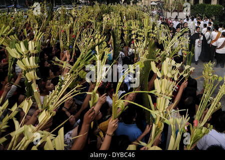 Quezon, Filippine. Xiii Apr, 2014. I cattolici filippini wave fronde delle palme durante una marcatura di massa Domenica delle Palme in una chiesa nella città di Quezon, suburbana Manila, Filippine, 13 aprile 2014. La domenica delle palme segna l inizio della Settimana Santa durante il tempo quaresimale del romano calendario cattolico.Foto: Ezra Acayan/NurPhoto Credito: Ezra Acayan/NurPhoto/ZUMAPRESS.com/Alamy Live News Foto Stock