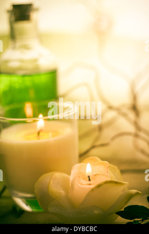 Elementi di trattamenti termali tra cui le candele profumate Foto Stock