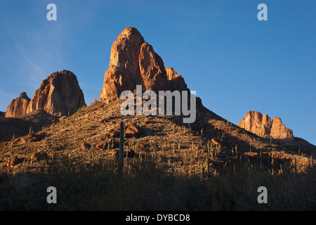 In tarda serata la luce del sole su una butte su Apache Trail, vicino Canyon Lake, Arizona Foto Stock