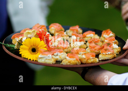 Crostini su un vassoio presentato dal server Foto Stock