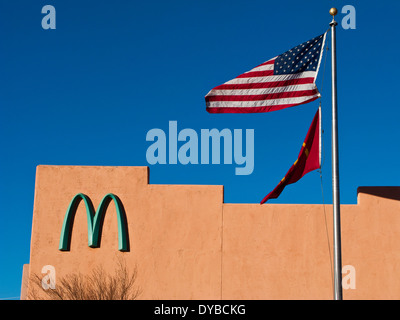 Ristorante McDonalds Sedona in Arizona - unico al mondo dove il Golden Arches logo non è golden Foto Stock