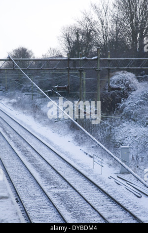 Un vuoto East Anglia National Express linea ferroviaria in corrispondenza di un vuoto coperto di neve stazione suburbana in Essex,Inghilterra sud-orientale, Foto Stock