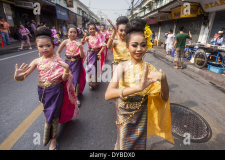 Bangkok, Bangkok, Thailandia. Xiii Apr, 2014. Tradizionale danzatrici tailandesi in un Songkran parade vicino a Khao San Road, Bangkok street backpacker. Songkran è celebrato in Thailandia come il tradizionale il giorno di Capodanno dal 13 al 16 aprile. Songkran è nel periodo più caldo dell'anno in Thailandia alla fine della stagione secca e fornisce un alibi per le persone a raffreddare in acqua amichevole i combattimenti che si svolgono in tutto il paese. Songkran è stata una festività nazionale fin dal 1940, quando la Thailandia spostato il primo giorno dell'anno al 1 gennaio. Credit: Jack Kurtz/ZUMAPRESS.com/Alamy Live News Foto Stock