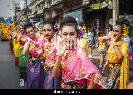 Bangkok, Bangkok, Thailandia. Xiii Apr, 2014. Tradizionale danzatrici tailandesi in un Songkran parade vicino a Khao San Road, Bangkok street backpacker. Songkran è celebrato in Thailandia come il tradizionale il giorno di Capodanno dal 13 al 16 aprile. Songkran è nel periodo più caldo dell'anno in Thailandia alla fine della stagione secca e fornisce un alibi per le persone a raffreddare in acqua amichevole i combattimenti che si svolgono in tutto il paese. Songkran è stata una festività nazionale fin dal 1940, quando la Thailandia spostato il primo giorno dell'anno al 1 gennaio. Credit: Jack Kurtz/ZUMAPRESS.com/Alamy Live News Foto Stock