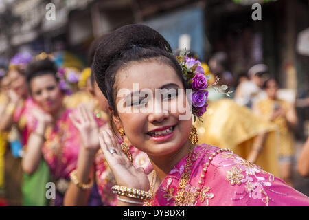 Bangkok, Bangkok, Thailandia. Xiii Apr, 2014. Tradizionale danzatrici tailandesi in un Songkran parade vicino a Khao San Road, Bangkok street backpacker. Songkran è celebrato in Thailandia come il tradizionale il giorno di Capodanno dal 13 al 16 aprile. Songkran è nel periodo più caldo dell'anno in Thailandia alla fine della stagione secca e fornisce un alibi per le persone a raffreddare in acqua amichevole i combattimenti che si svolgono in tutto il paese. Songkran è stata una festività nazionale fin dal 1940, quando la Thailandia spostato il primo giorno dell'anno al 1 gennaio. Credit: Jack Kurtz/ZUMAPRESS.com/Alamy Live News Foto Stock