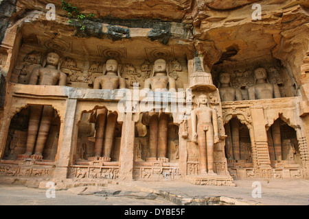 Gwalior, 21 Jain colossali sculture raffiguranti risalente al VII secolo al XV secolo scavate nella roccia, Madhya Pradesh, India Centrale Foto Stock