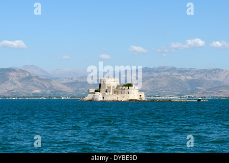 Visualizzare xv secolo piccola isola fortezza veneziana noto come Bourtzi in porto a Nafplio Peloponneso Grecia era Foto Stock