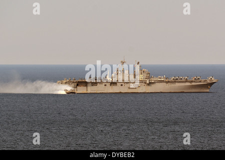 Un US Navy Landing Craft Air Cushion si allontana dall'assalto anfibio nave USS Bonhomme Richard durante le operazioni, 11 aprile 2014 nel Mar Cinese Orientale Foto Stock