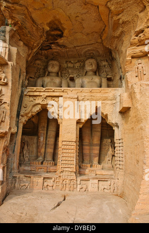 Gwalior, 21 Jain colossali sculture raffiguranti risalente al VII secolo al XV secolo scavate nella roccia, Madhya Pradesh, India Centrale Foto Stock