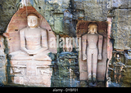 Gwalior, 21 Jain colossali sculture raffiguranti risalente al VII secolo al XV secolo scavate nella roccia, Madhya Pradesh, India Centrale Foto Stock