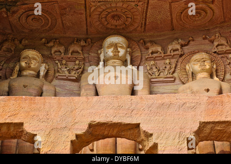 Gwalior, 21 Jain colossali sculture raffiguranti risalente al VII secolo al XV secolo scavate nella roccia, Madhya Pradesh, India Centrale Foto Stock