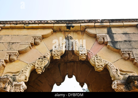 Teli ka Mandir,pietre tombali,l'ingresso,IX secolo,Tempio più alto nel forte di Gwalior, Madhya Pradesh India Centrale. Foto Stock