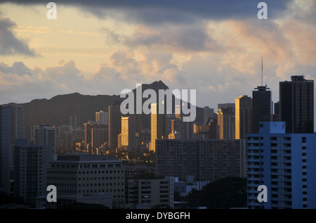 Il Cratere del Diamond Head visto dal centro cittadino di Honolulu presso sunrise, Oahu, Hawaii, STATI UNITI D'AMERICA Foto Stock