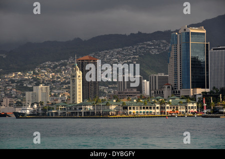 Aloha Tower e il centro cittadino di Honolulu e Oahu, Hawaii, STATI UNITI D'AMERICA Foto Stock
