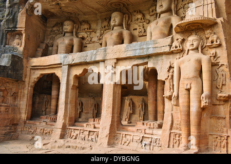 Gwalior, 21 Jain colossali sculture raffiguranti risalente al VII secolo al XV secolo scavate nella roccia, Madhya Pradesh, India Centrale Foto Stock