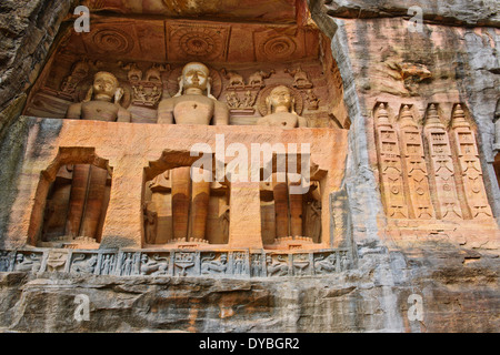 Gwalior, 21 Jain colossali sculture raffiguranti risalente al VII secolo al XV secolo scavate nella roccia, Madhya Pradesh, India Centrale Foto Stock