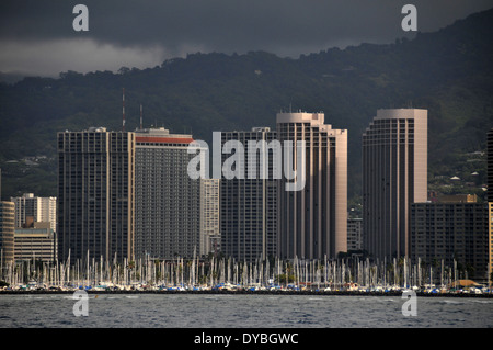 Alberghi e Ala Wai harbor in Waikiki, Oahu, Hawaii, STATI UNITI D'AMERICA Foto Stock