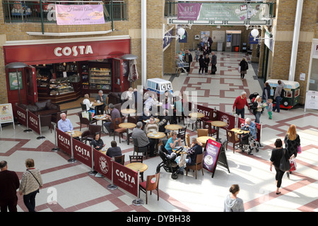 Caffè costa all'interno mercato commerciale, il Martlets, di Burgess Hill Foto Stock