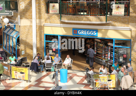 Greggs all'interno mercato commerciale, il Martlets, di Burgess Hill Foto Stock