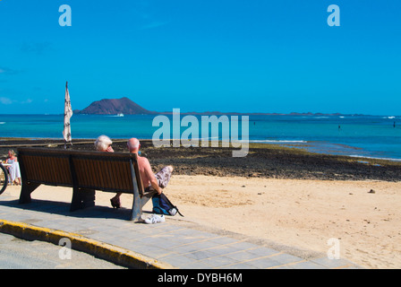 Paseo Maritimo lungomare, Isla de Lobos island in background, Corralejo, Fuerteventura, Isole Canarie, Spagna, Europa Foto Stock