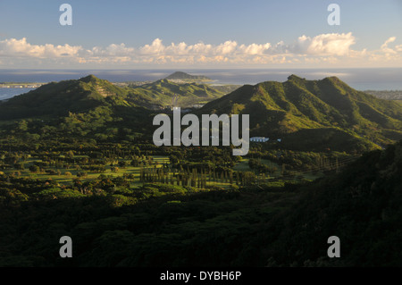 Vista panoramica delle montagne Olomana dai Pali Lookout, Oahu, Hawaii, STATI UNITI D'AMERICA Foto Stock