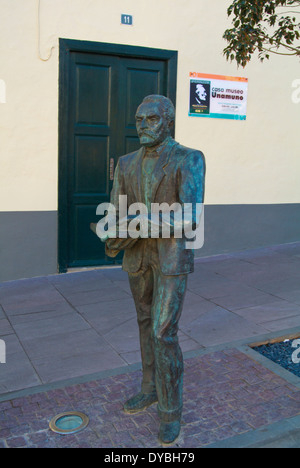 Statua di Miguel de Unamuno, al di fuori di casa museo Unamuno, Puerto del Rosario, Fuerteventura, Isole Canarie, Spagna, Europa Foto Stock