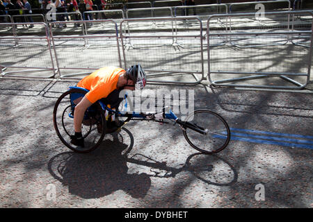 Londra, Regno Unito. Xiii Apr, 2014. Sedia a rotelle racer si chiude sulla linea del traguardo della Maratona di Londra. Credito: M.Sobreira/Alamy Live News Foto Stock