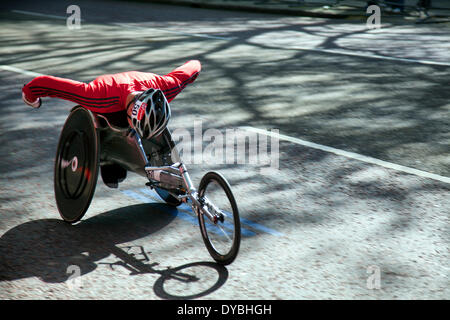 Londra, Regno Unito. Xiii Apr, 2014. Sedia a rotelle racer si chiude sulla linea del traguardo della Maratona di Londra. Credito: M.Sobreira/Alamy Live News Foto Stock