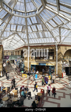 Greggs all'interno mercato commerciale, il Martlets, di Burgess Hill Foto Stock