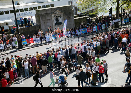 Londra, Regno Unito. Xiii Apr, 2014. La folla partecipare alla maratona di Londra. Credito: M.Sobreira/Alamy Live News Foto Stock
