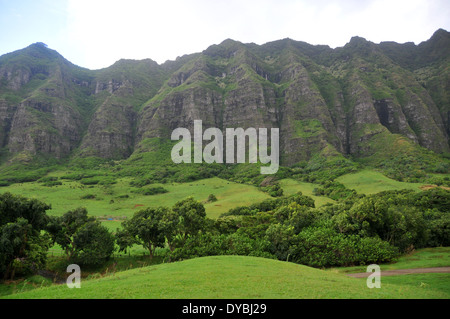 Montagne Kualoa rivolta verso la Kaaawa Valley, windward Oahu, Hawaii, STATI UNITI D'AMERICA Foto Stock