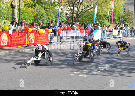 Victoria Embankment, Londra, Regno Unito. Xiii Apr, 2014. Racers in London marathon in sedia a rotelle. Credito: Matteo Chattle/Alamy Live News Foto Stock