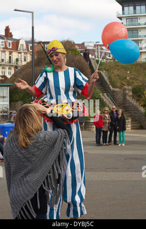 Bournemouth, Regno Unito.xiii Apr, 2014. Il lancio delle attività costiere Park a Boscombe lungomare mira a rilanciare il settore, compreso il fallito £3milioni di surf reef. Il parco è stato co-finanziato dal Bournemouth Borough Consiglio e una sovvenzione dal governo centrale. Donna persona in piedi su palafitte vestito come snorkeler. Credito: Carolyn Jenkins/Alamy Live News Foto Stock