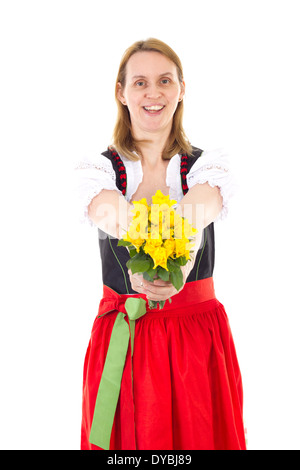 Bella donna in dirndl dando mazzo di rose Foto Stock