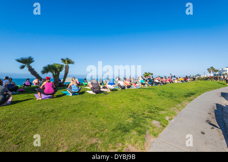 Un gruppo classe di yoga. Situato a legge Street Park. San Diego, California, Stati Uniti. Foto Stock