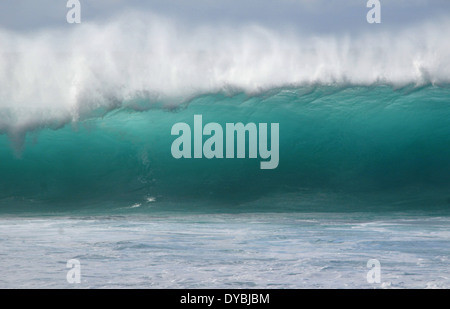 Perfetta onda gigante nella pipeline, Ehukai Beach, North Shore di Oahu, Hawaii, STATI UNITI D'AMERICA Foto Stock