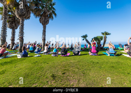 Un gruppo classe di yoga. Situato a legge Street Park. San Diego, California, Stati Uniti. Foto Stock