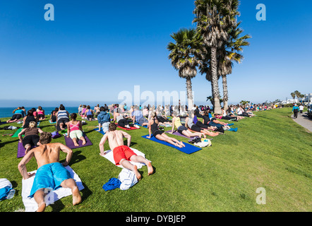 Un gruppo classe di yoga. Situato a legge Street Park. San Diego, California, Stati Uniti. Foto Stock