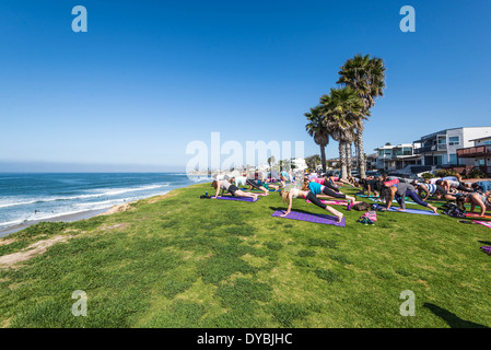 Un gruppo classe di yoga. Situato a legge Street Park. San Diego, California, Stati Uniti. Foto Stock