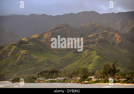 Koolau gamma di montagna e la fascia costiera vista dal punto Laie, Oahu, Hawaii, STATI UNITI D'AMERICA Foto Stock