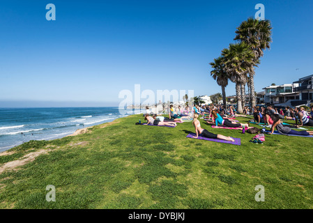 Un gruppo classe di yoga. Situato a legge Street Park. San Diego, California, Stati Uniti. Foto Stock