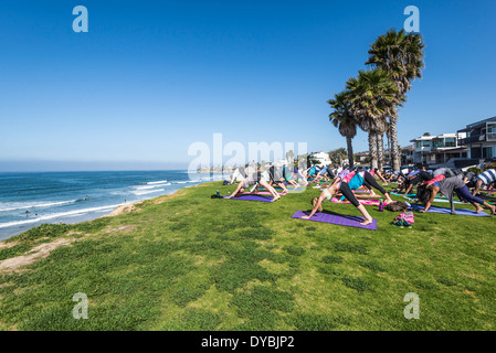 Un gruppo classe di yoga. Situato a legge Street Park. San Diego, California, Stati Uniti. Foto Stock