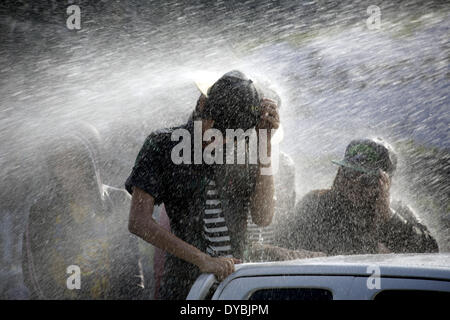 Yangon, Myanmar. Xiii Apr, 2014. Persone celebrano la festa delle acque in una strada a Yangon, Myanmar, 13 aprile 2014. Il Myanmar è Thingyan tradizionale festa dell'acqua ha dato dei calci a fuori di Yangon Domenica. (Xinhua/U Aung) Foto Stock