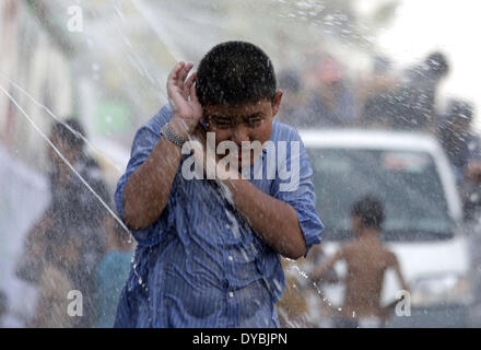Yangon, Myanmar. Xiii Apr, 2014. Un ragazzo si unisce alla celebrazione della festa dell'acqua in una strada a Yangon, Myanmar, 13 aprile 2014. Il Myanmar è Thingyan tradizionale festa dell'acqua ha dato dei calci a fuori di Yangon Domenica. (Xinhua/U Aung) Foto Stock