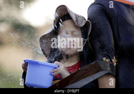 Yangon, Myanmar. Xiii Apr, 2014. Un bambino si unisce alla celebrazione della festa dell'acqua in una strada a Yangon, Myanmar, 13 aprile 2014. Il Myanmar è Thingyan tradizionale festa dell'acqua ha dato dei calci a fuori di Yangon Domenica. (Xinhua/U Aung) Foto Stock